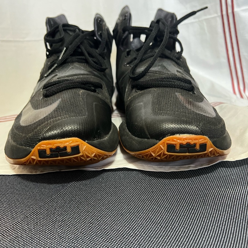 Nike Lebron excellent condition size 10 men